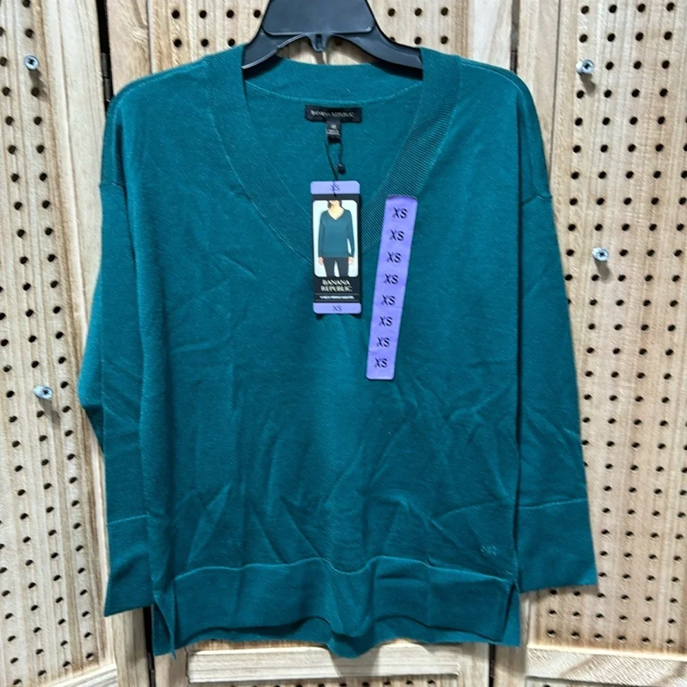 NWT Banana Republic Ladies V-Neck Merino wool Sweater - Picture 1 of 6